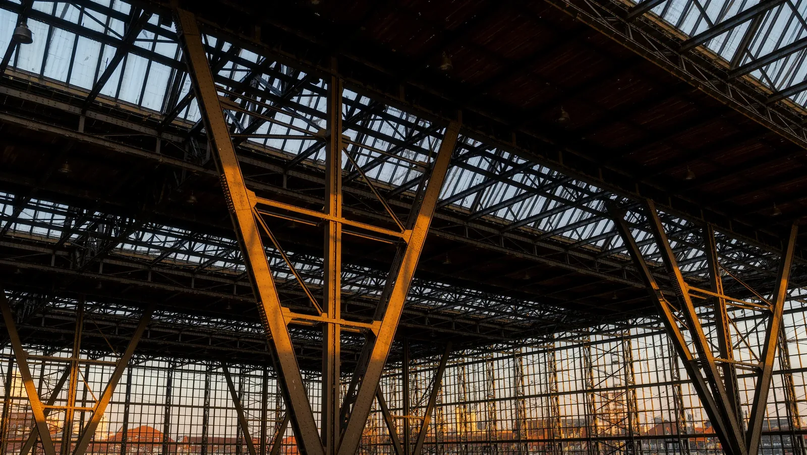 Symbolbild Montagehalle mit Stahlbindern