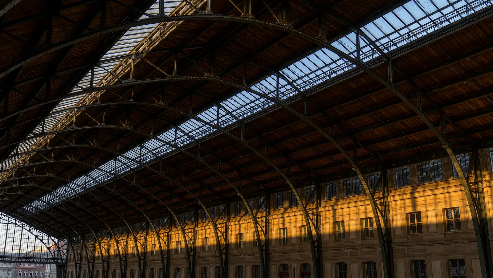 Symbolbild Montagehalle mit Stahlbindern